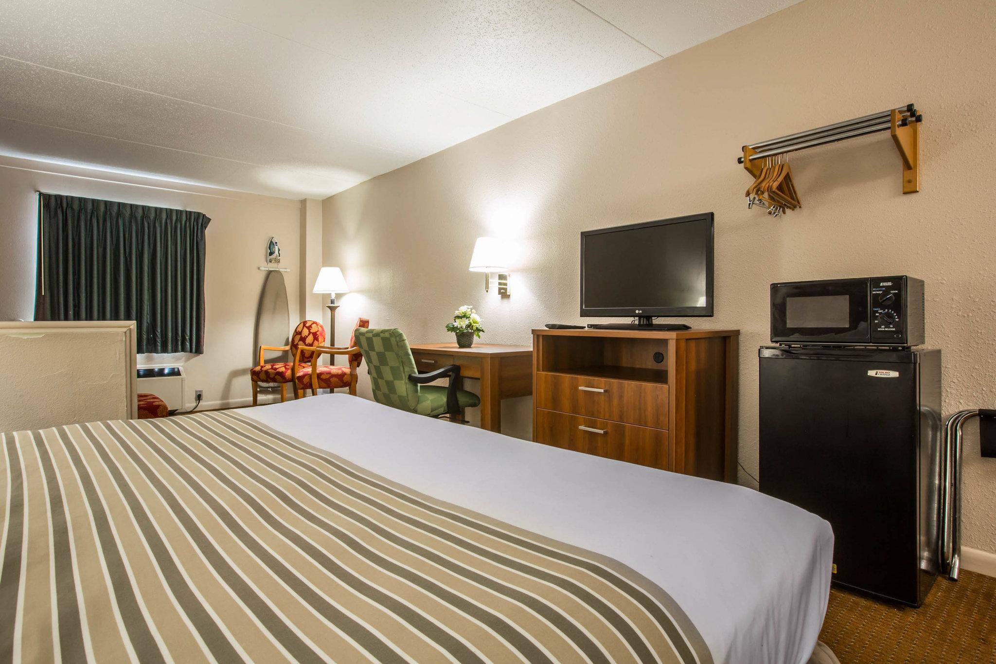 Econo Lodge Inn & Suites At Fort Moore Коламбус Экстерьер фото