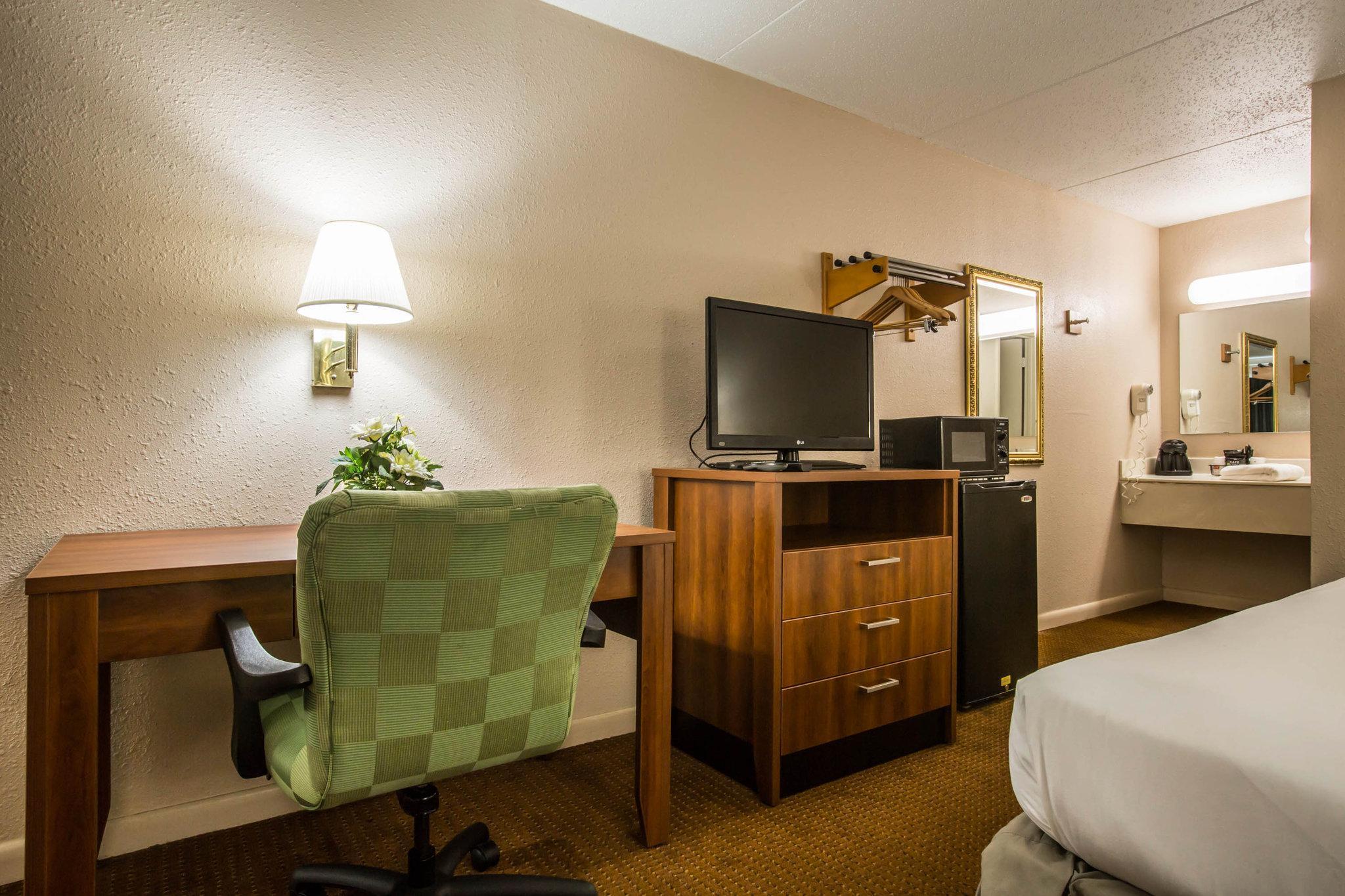 Econo Lodge Inn & Suites At Fort Moore Коламбус Экстерьер фото