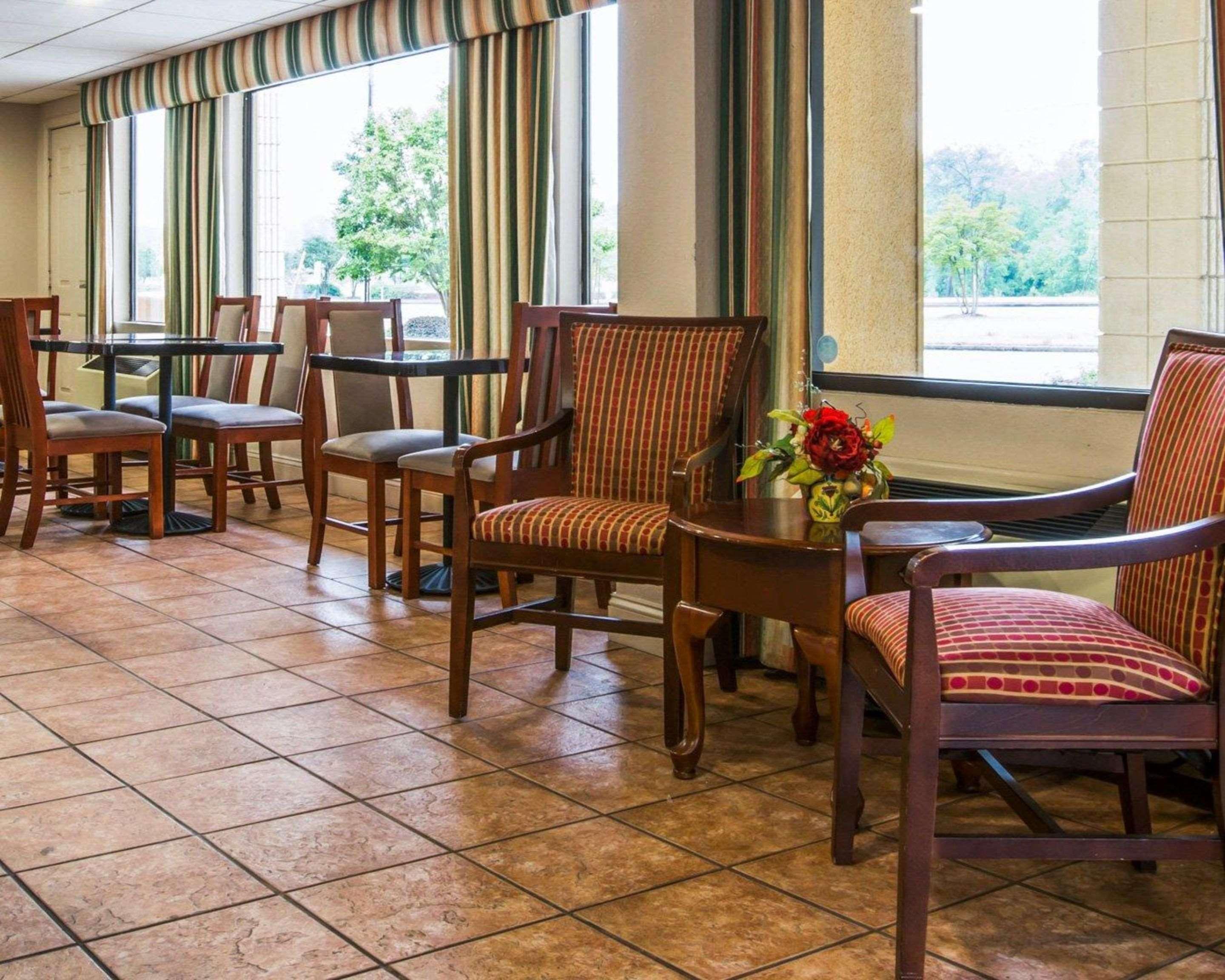 Econo Lodge Inn & Suites At Fort Moore Коламбус Экстерьер фото