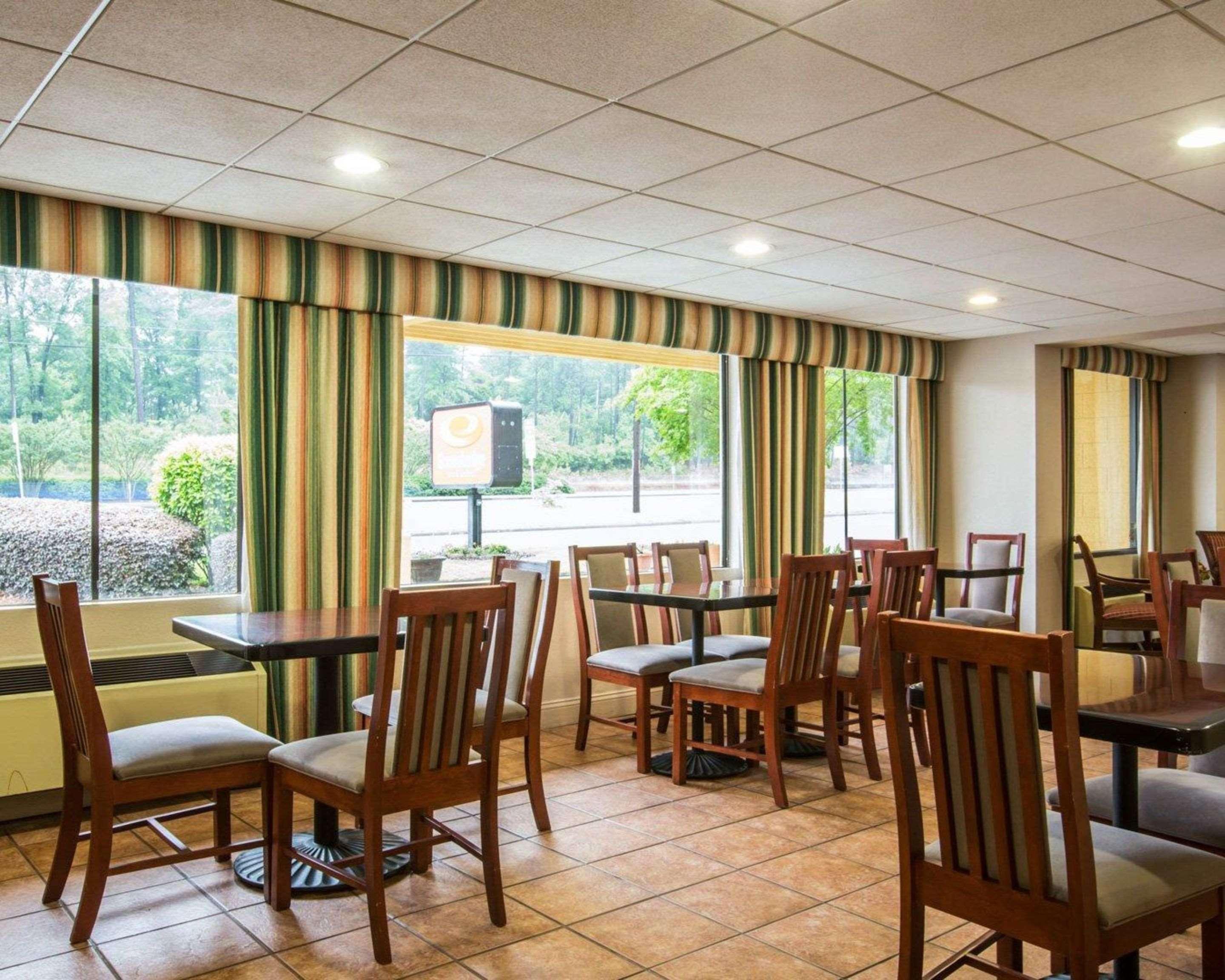 Econo Lodge Inn & Suites At Fort Moore Коламбус Экстерьер фото