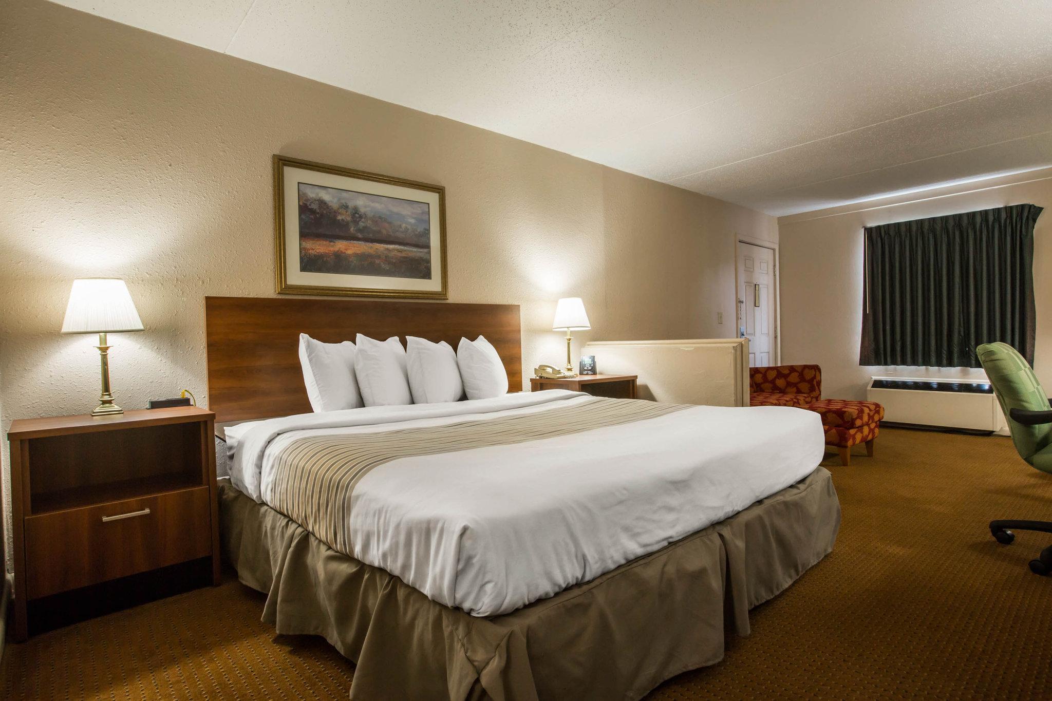 Econo Lodge Inn & Suites At Fort Moore Коламбус Экстерьер фото