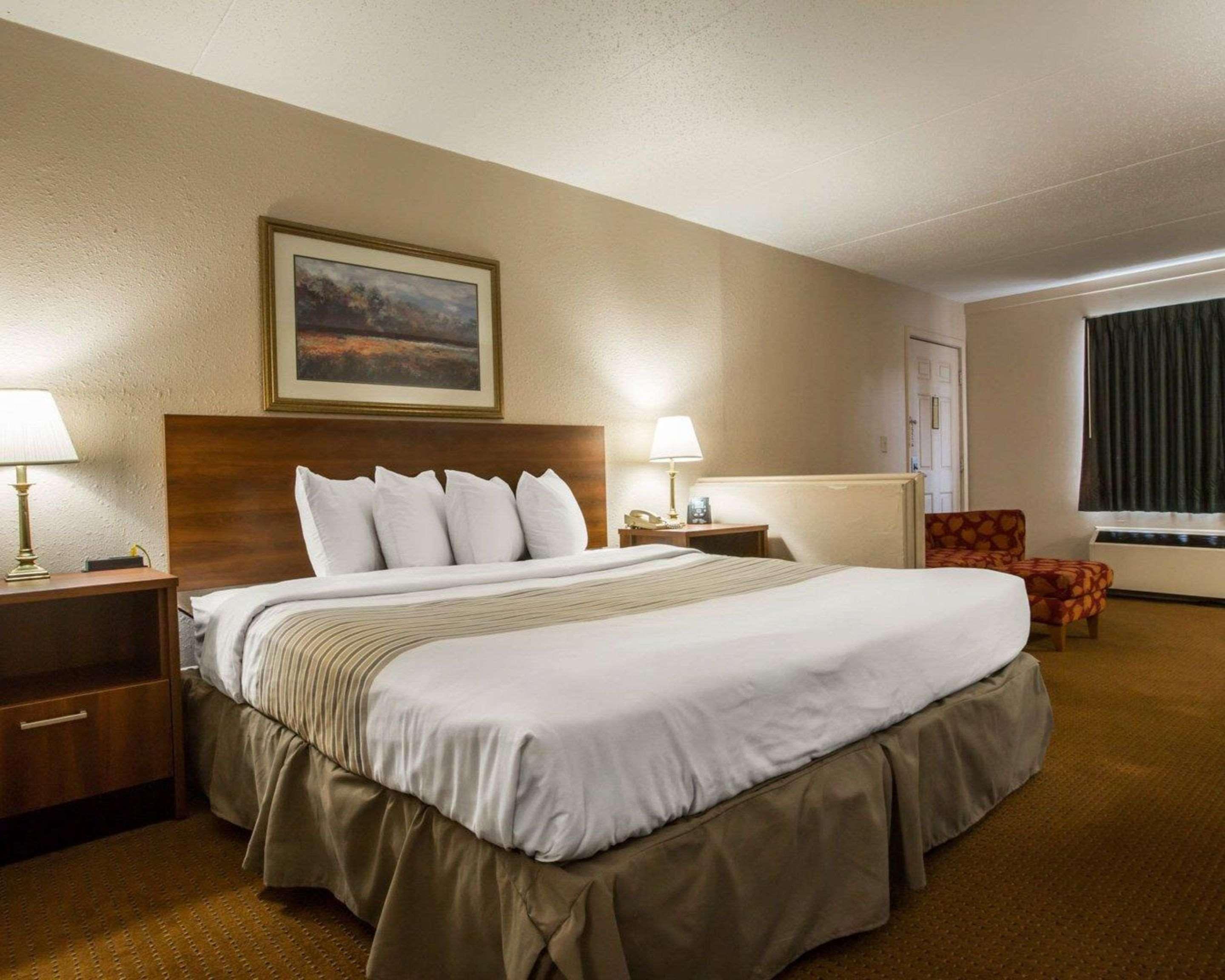 Econo Lodge Inn & Suites At Fort Moore Коламбус Экстерьер фото