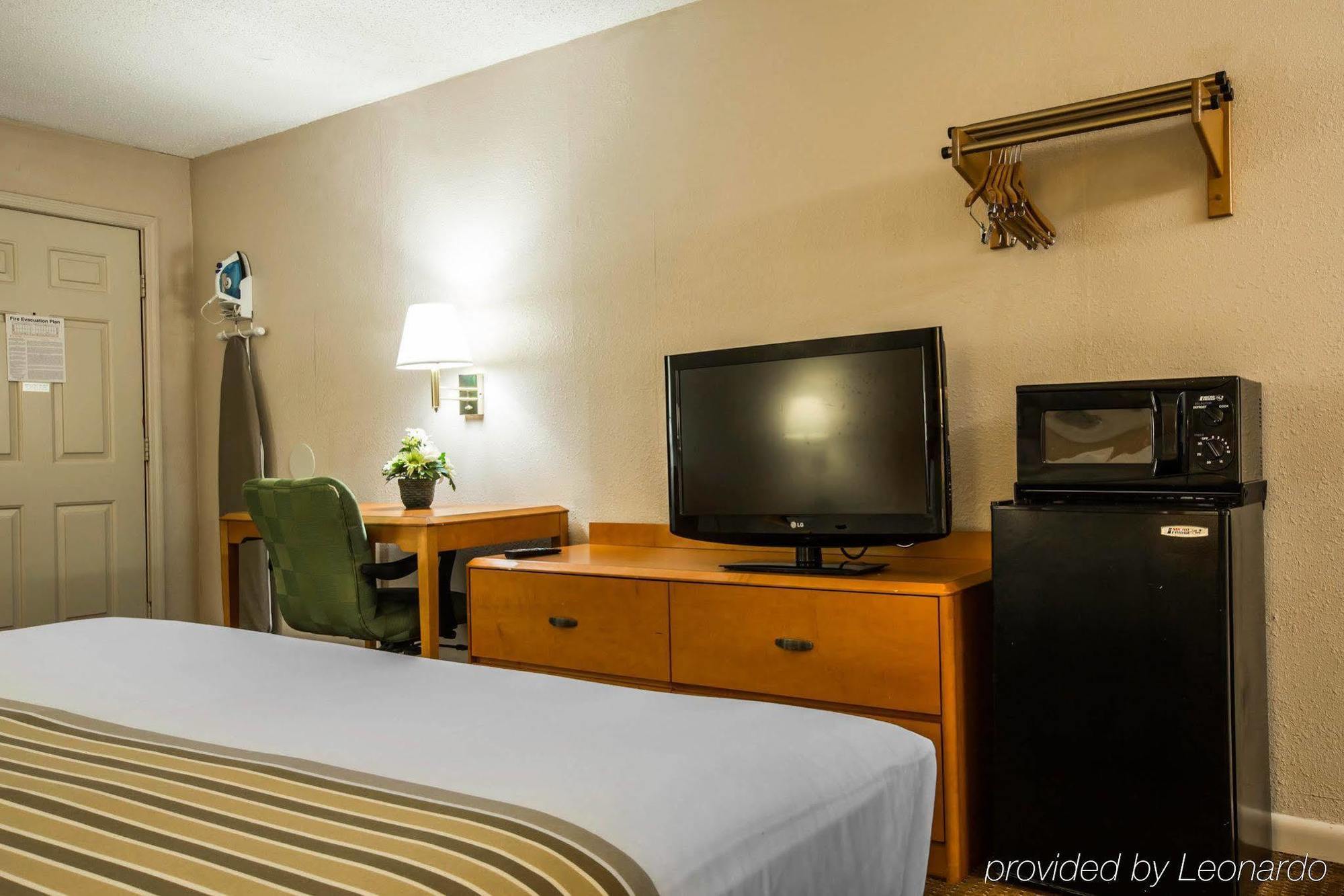 Econo Lodge Inn & Suites At Fort Moore Коламбус Экстерьер фото